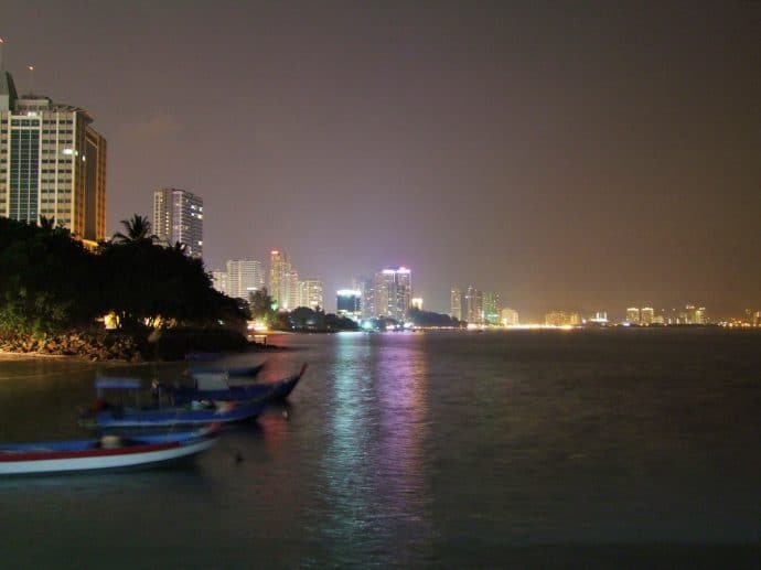 front mer nuit penang malaisie