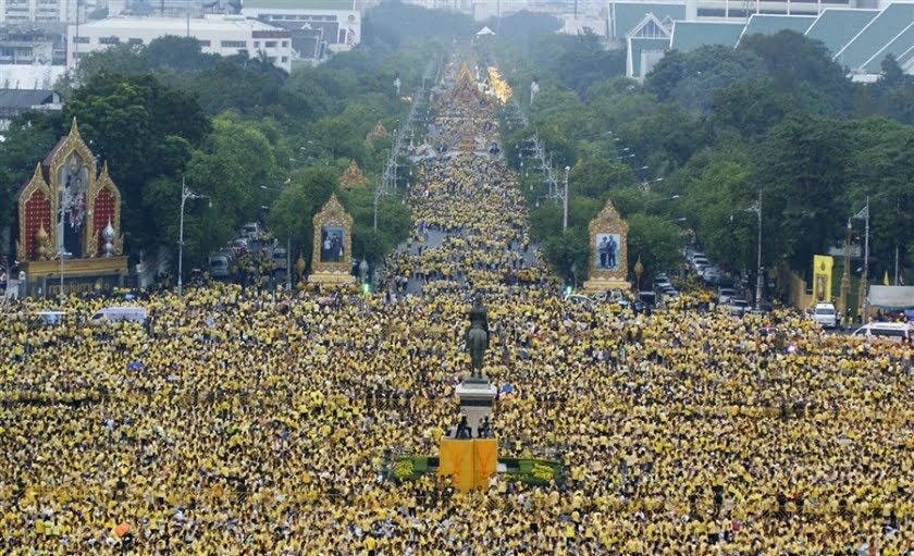 rassemblement anniversaire roi thailande 2012