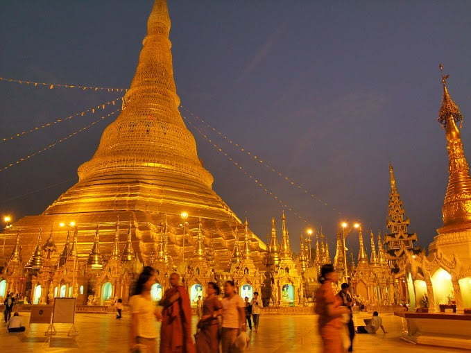 pagode de shwedagon de nuit à yangon au myanmar