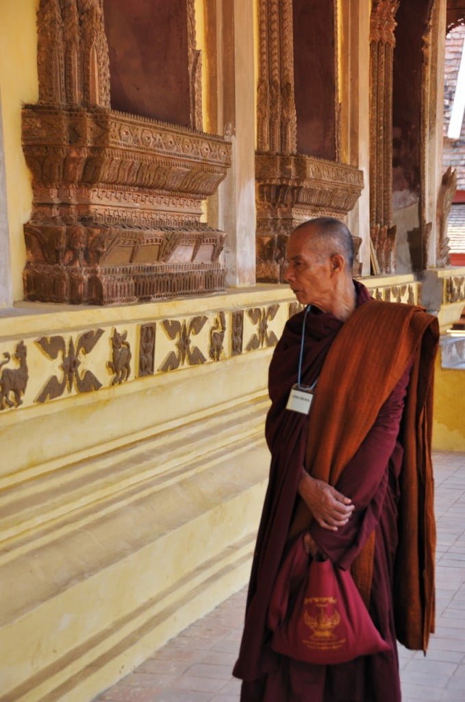 moine en touriste au Wat Sisaket Vientiane Laos