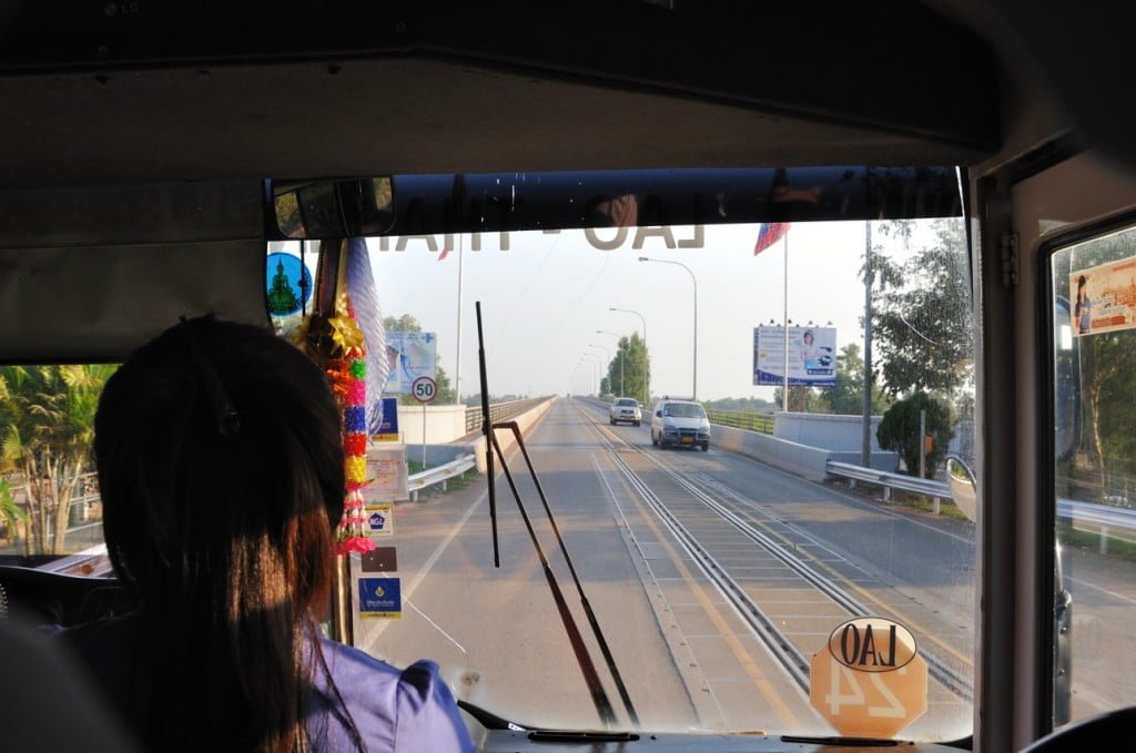 Traversé du pont de l'amitié frontière Thaïlande Laos Vientiane Nong Khai