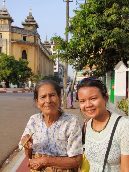 rencontre vieille dame rue yangon 2008 - Myanmar