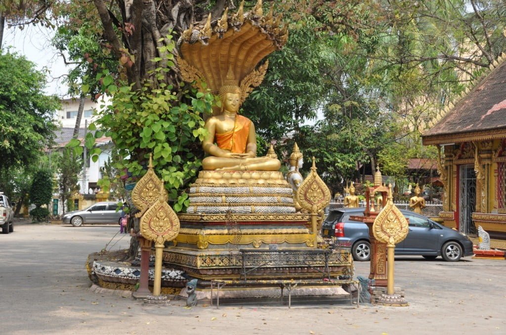 statue bouddha naga wat si muang Vientiane Laos