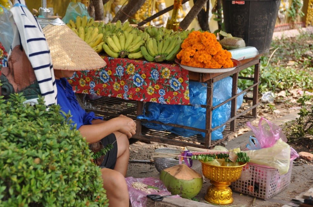 vendeurs offrandes wat si muang Vientiane Laos