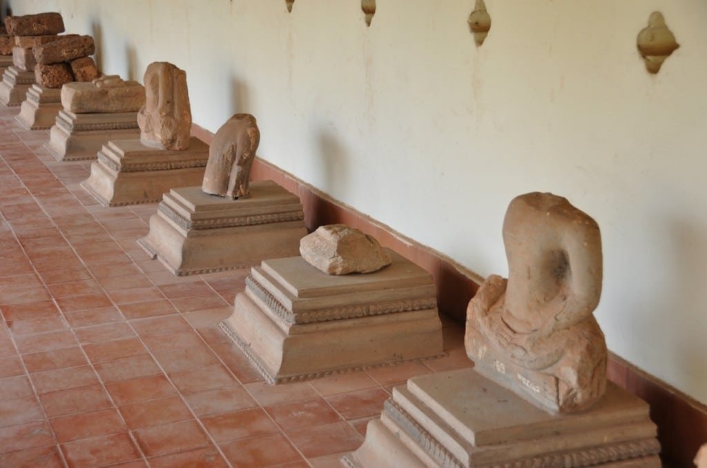 Restes de statue de Bouddha au Pha That Luang Vientiane Laos