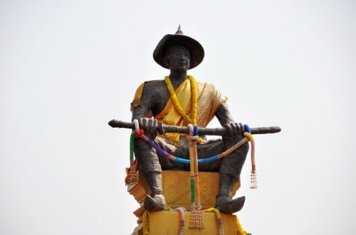 Statue du roi Setthathirath, considéré comme le fondateur de la ville (en 1560), c'est aussi l'initiateur du That Luang.
