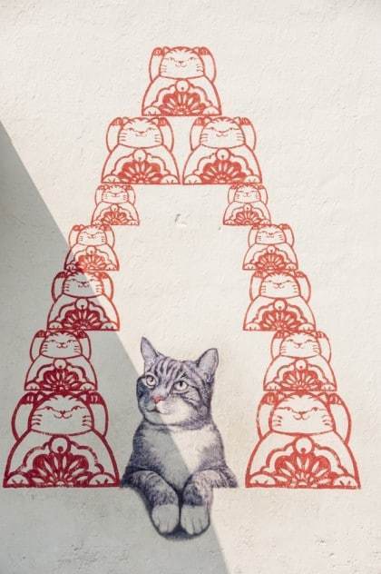 Projet "101 Lost Kittens", intitulé "love me like your fortune cat" (qui fait référence au chat asiatique sous forme de figurine et qui est censer apporter la chance), elle n'est pas très difficile à trouver car elle fait pratiquement face à Skippy, la grande peinture murale du chat (la mascotte du projet)