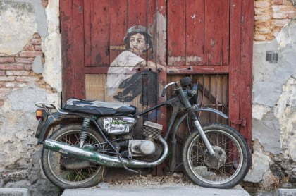 Difficile à louper sur cette rue Ah Quee car vous apercevrez vite cette moto au bout de la rue. Cette oeuvre signé d'Ernest Zacharevic est intitulé "Boy on a ride". Il y avait juste à côté (sur la gauche) une autre oeuvre appelé "Little boy with a pet dinosaur" mais trop abîmé du coup je ne l'ai pas vu...