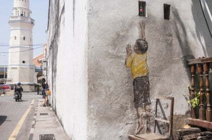 Une autre oeuvre d'Ernest Zacharevic intitulé sobrement "Boy on Chair" (Garçon sur une chaise) Celle ci est sur la rue Lebuh Cannon à gauche en sortant de la Armenian Street. Vous étonné pas si vous voyez un groupe de Chinois devant, il faut parfois savoir attendre pour pouvoir la prendre à son tour...