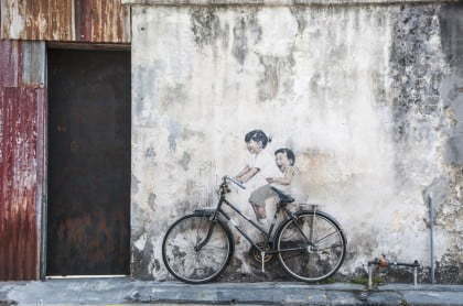 Probablement une si ce n'est la plus populaire peinture d'Ernest Zacharevic intitulé "Little children on a bycicle" (jeunes enfants sur un vélo) Difficile à louper car il y a pratiquement toujours quelqu'un en train de le photographier, cette oeuvre est sur Armenian Street près du croisement avec le rue Lebuh Pentai.