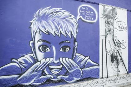 Autre oeuvre de Jim Oo Chun Hee et John Cheng sur le même mur violet intitulé "Speak Hokkien", le dialecte de certaines région du Sud de la Chine.