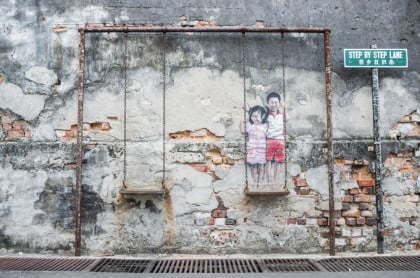 Cette oeuvre non accrédité par la ville de l'artiste Louis Gan appelé "Brother and sister on a swing" (Frère et soeur sur une balançoire) se trouve non loin de la rue Chulia dans une ruelle qui s'appelle "Step by Step Lane".
