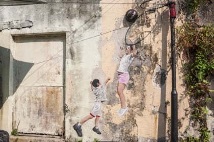 Juste en face de la ruelle de l'autre oeuvre de Louis Gan se trouve une autre ruelle avec cette autre oeuvre de Louis Gan intitulé "Children playing basketball".