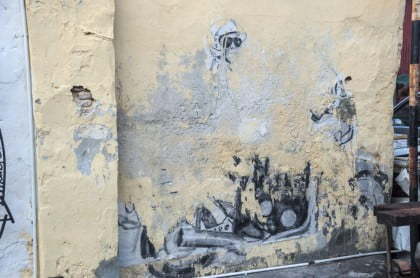 Au pied de la même maison que l'oeuvre "The old man" cette peinture signé par un artiste dénommé "Nima" s'intitule "Traffic policeman" qui représente un officier de police à moto, c'est une oeuvre parmi les oeuvres non accrédité par la ville et elle a l'air d'avoir souffert du temps qui passe...