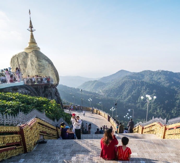montagne et rocher d'or de kyaiktiyo en birmanie