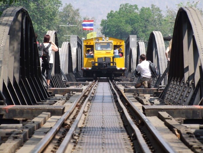 train sur pont rivière kwai kanchanaburi
