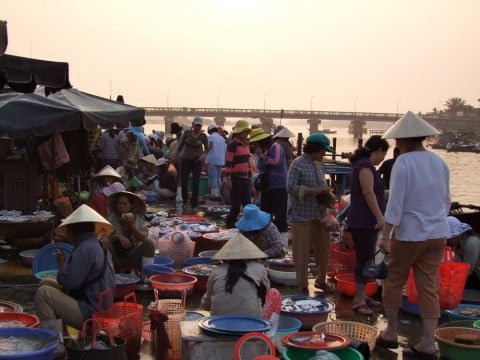 marché poissons hoi an vietnam