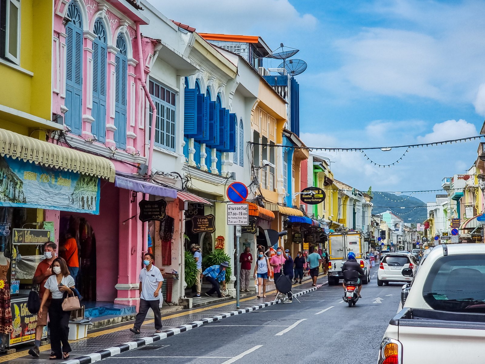 une rue colorée de phuket town