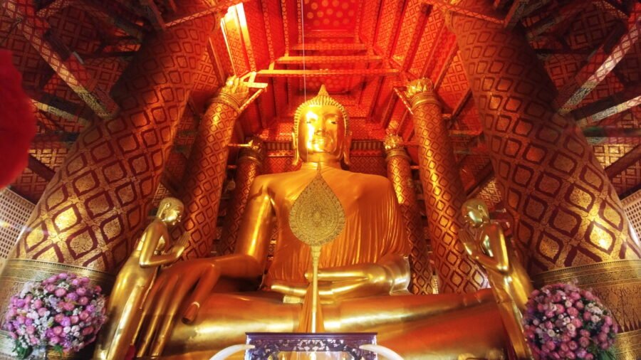 imposante statue Wat Phanan Choeng Worawihan ayutthaya