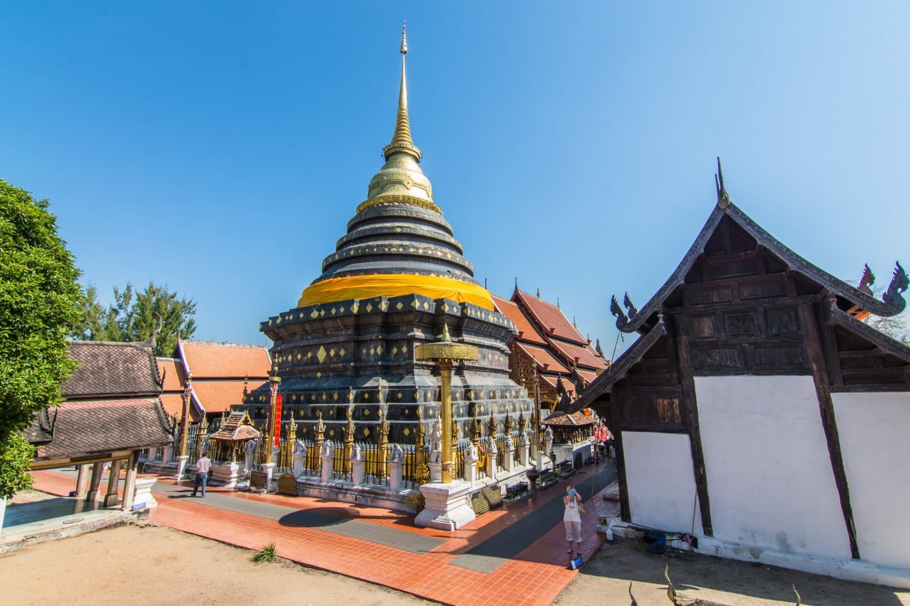 chedi principal wat phra that lampang luang thailande