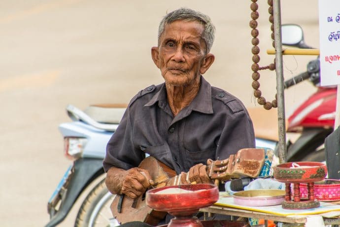 monsieur joue guitare lampang nord thailande