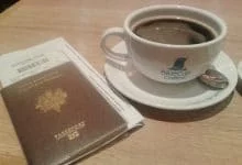 prêt pour le décollage passeport et café