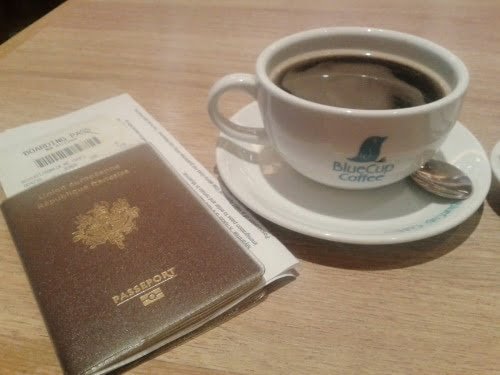 prêt pour le décollage passeport et café
