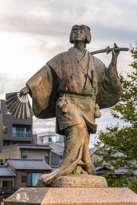 statue geisha gion kyoto