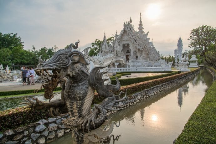 coucher soleil wat rong khun temple blanc chiang rai - thailande