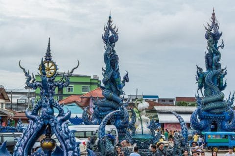 sculptures wat rong suea ten - temple bleu - chiang rai