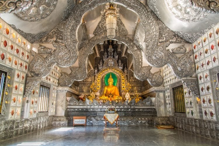 bouddha interieur wat si suphan silver temple - chiang mai