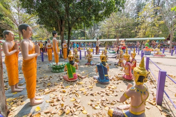 scene bouddhiste wat muang - ang thong - thailande