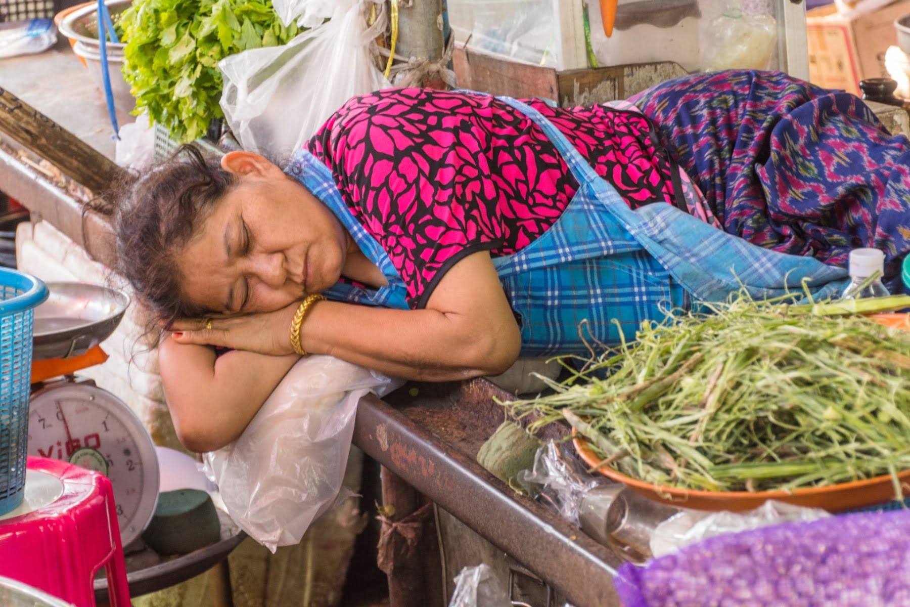 vendeuse marche samut songkhram - thailande