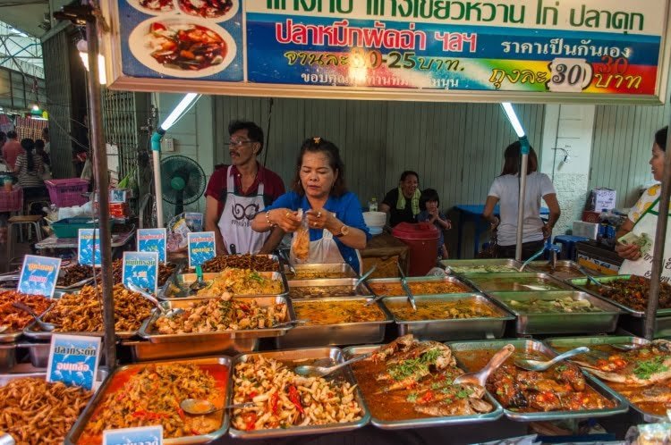étal nourriture marché flottant amphawa - thailande