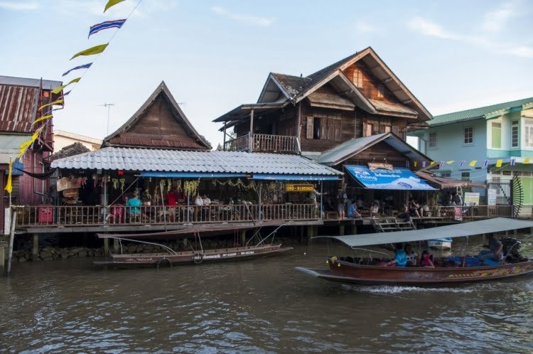 maisons bois marché flottant amphawa - thailande
