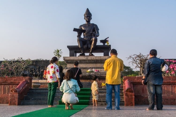 priere statue ramkhamhaeng parc historique sukhothai - thailande