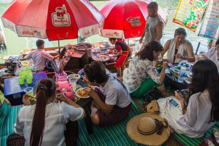 repas bord de canal amphawa - thailande