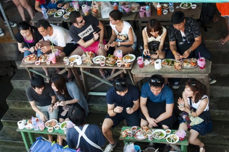 repas marché flottant amphawa - thailande