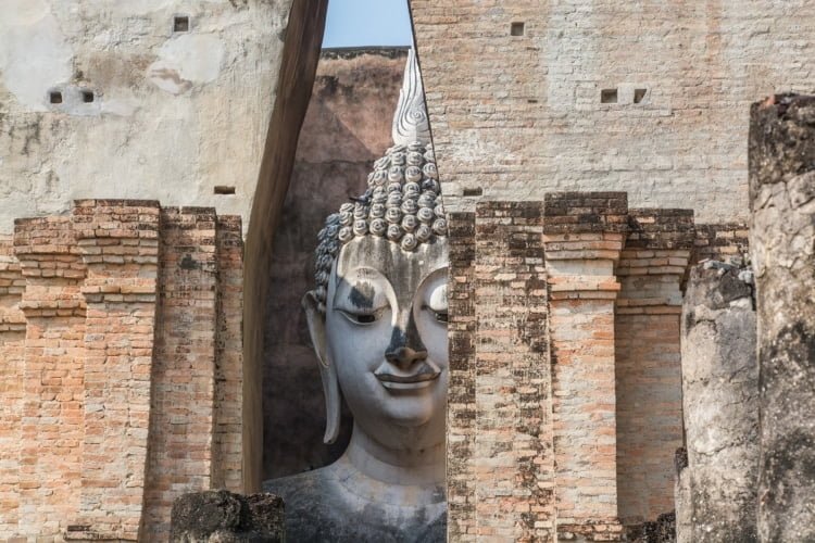 tête bouddha wat si chum parc historique sukhothai - thailande