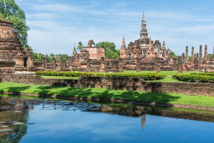 vue ensemble wat mahathat parc historique sukhothai
