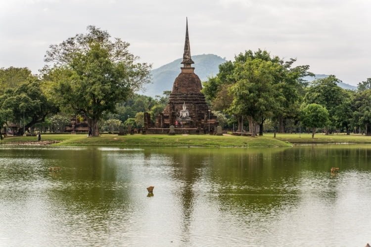 vue wat sa si et etang parc historique sukhothai