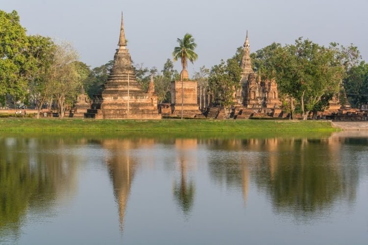 wat mahathat depuis ile parc historique sukhothai - thailande