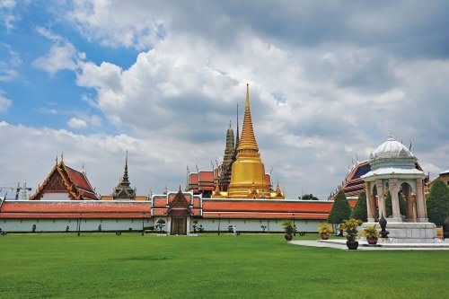 vue devant temple royal wat phra kaeo bangkok