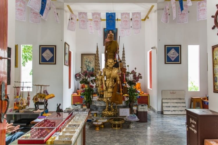 interieur sanctuaire krom luang chumphon khet udomsak - thailande