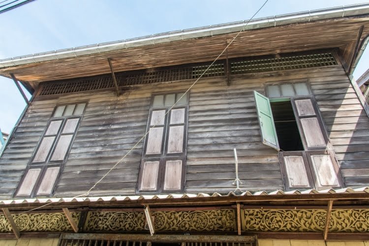facade maison bois chanthaboon waterfront community - chanthaburi - thailande