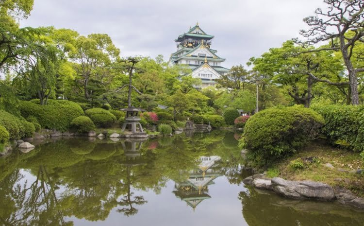 chateau osaka depuis jardin japonais