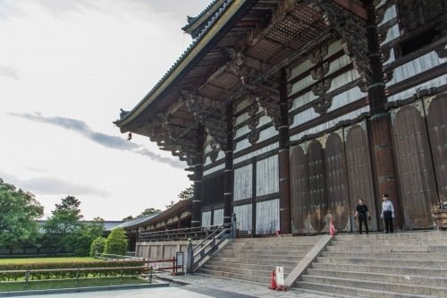devant daibutsuden temple todai-ji nara - japon