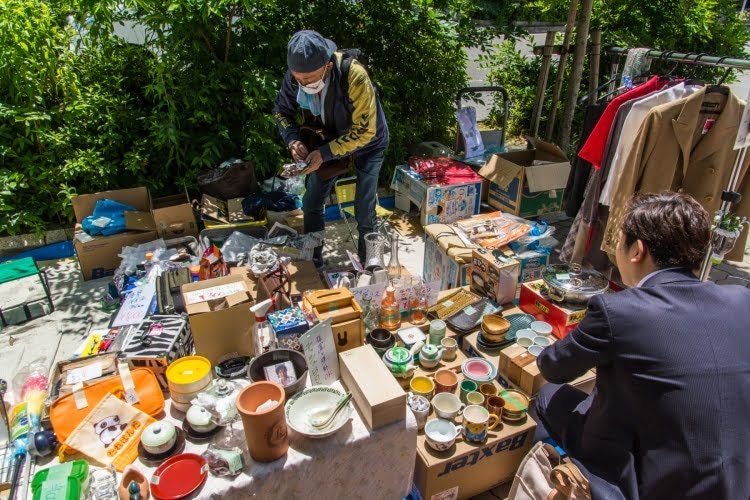 osaka charity flee market shin-osaka japon