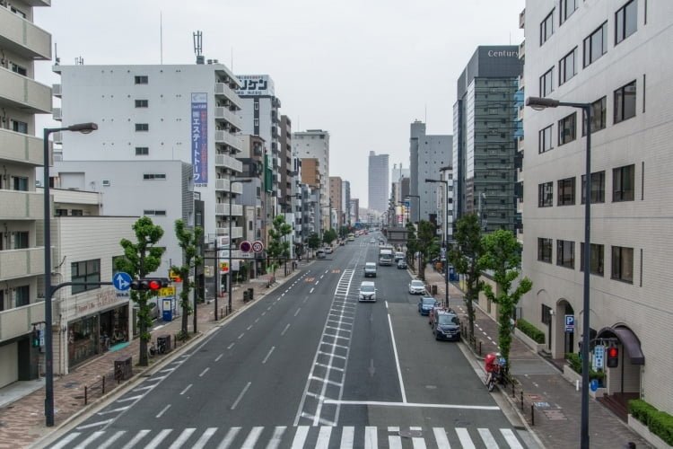 rue vide osaka japon