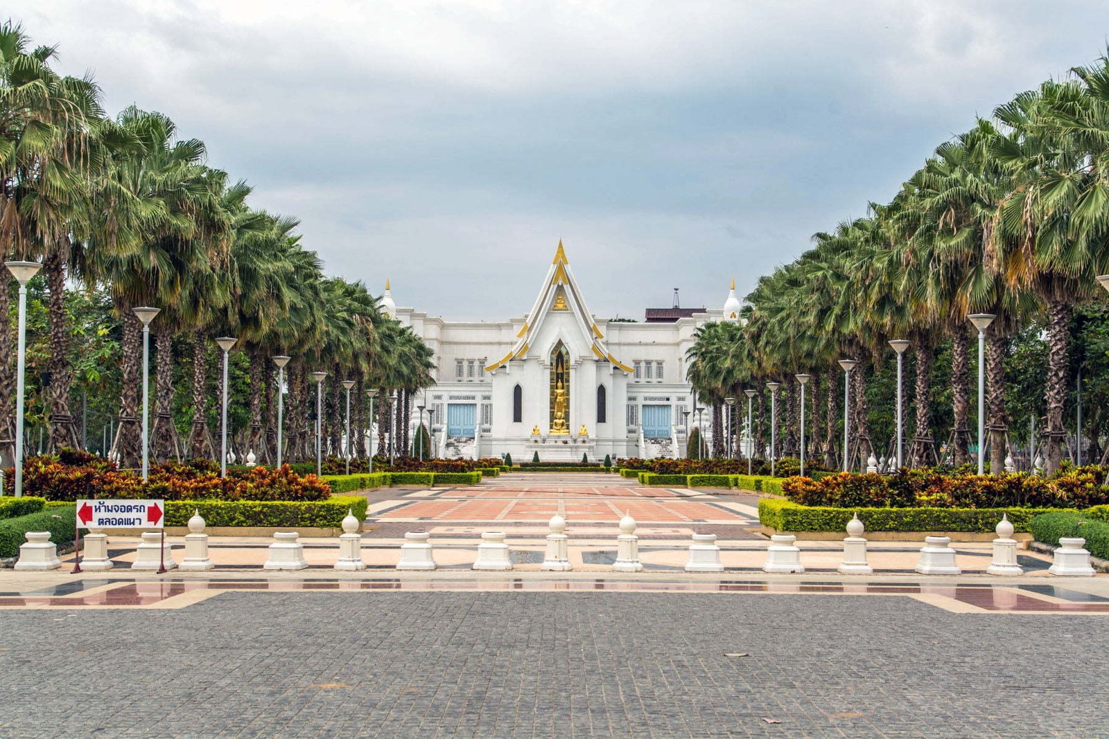 edifice sombat pho hai - wat tha sung uthai thani - thailande